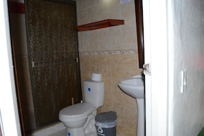 Ducha, toallas, jabón, papel higiénico