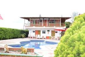 Una piscina al aire libre
