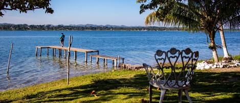 Playa privada, arena blanca y tumbonas