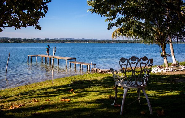 Pantai pribadi, pasir putih, dan kursi berjemur
