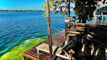 Plage privée, sable blanc, chaises longues