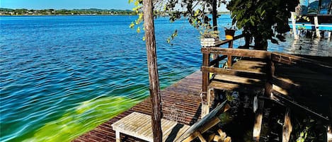 Privat strand, vit sandstrand och solstolar