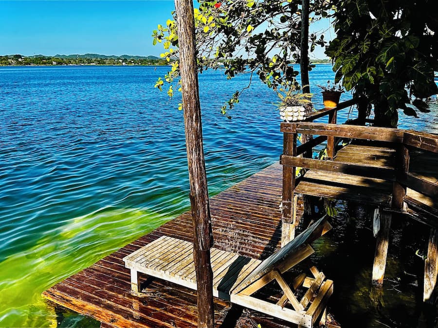 Plage privée, sable blanc, chaises longues