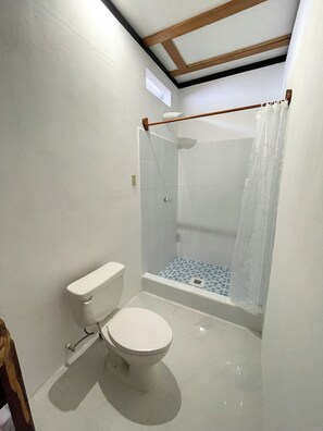 Kamar Double Panorama | Kamar mandi | Shower, pancuran hujan, perlengkapan mandi gratis, dan handuk