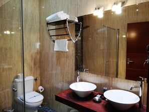 Dusj, toalettartikler (inkludert), hårføner og håndklær
