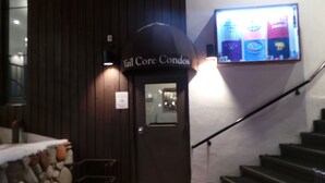 Tummanruskea rakennus, jonka yläpuolella on kyltti, jossa lukee: ”Vil Core Condos”.
