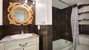 Combined shower/tub, hair dryer, towels