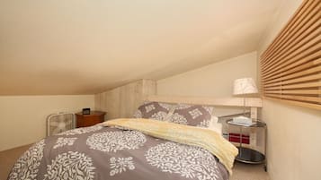 Tabla de planchar con plancha, wifi gratis y ropa de cama