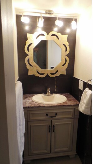 シャワー付き浴槽、ヘアドライヤー、タオル