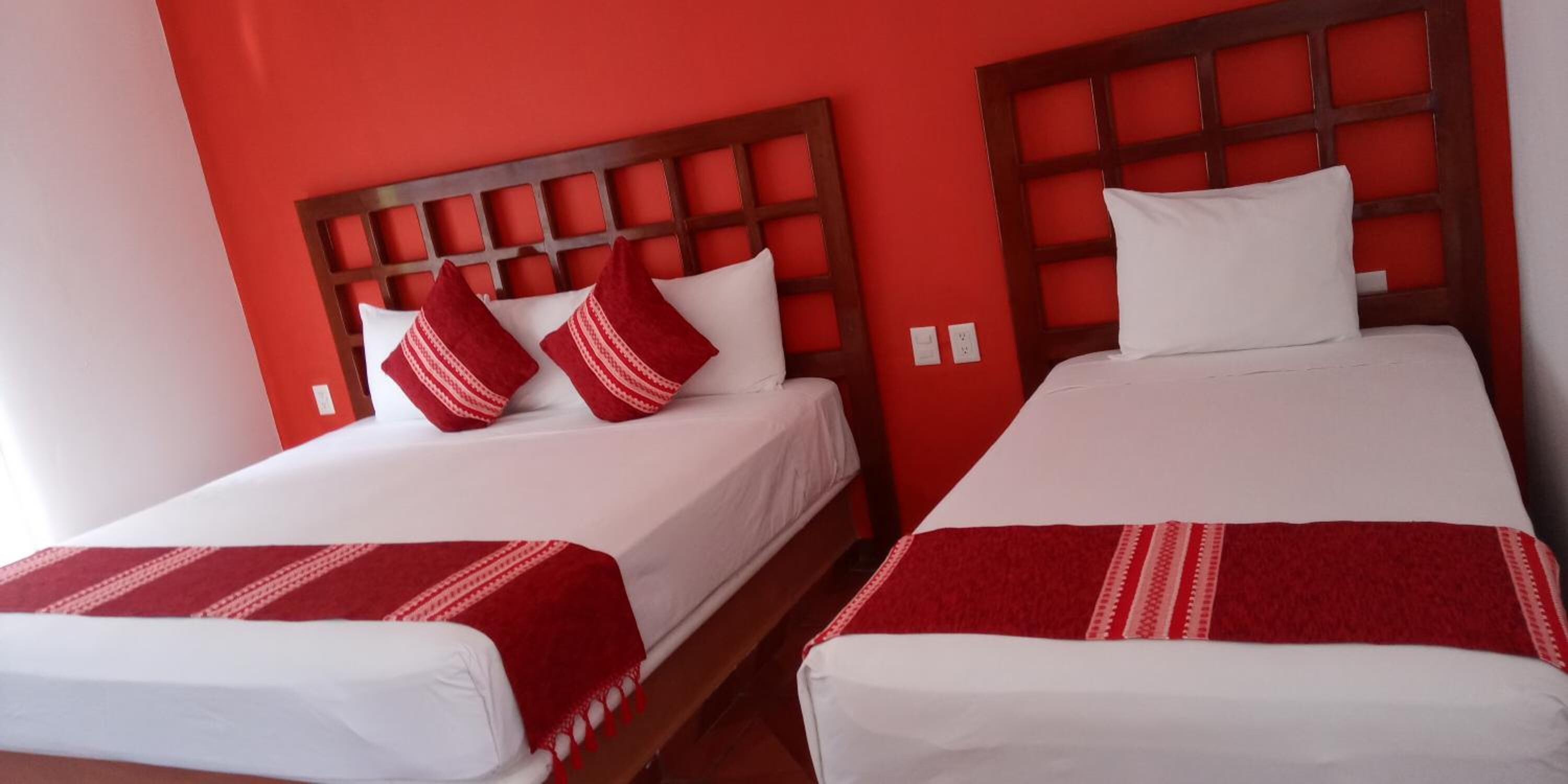 Escritorio, wifi gratis y ropa de cama 
