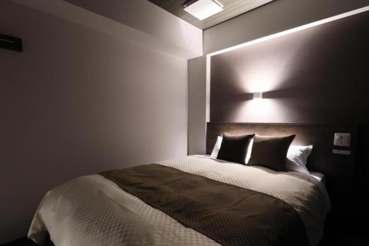 Caixa forta a l'habitació i escriptori 