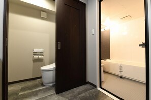 Zimmer (Premium) | Badezimmer | Kostenlose Toilettenartikel, Haartrockner, Hausschuhe, Bidet