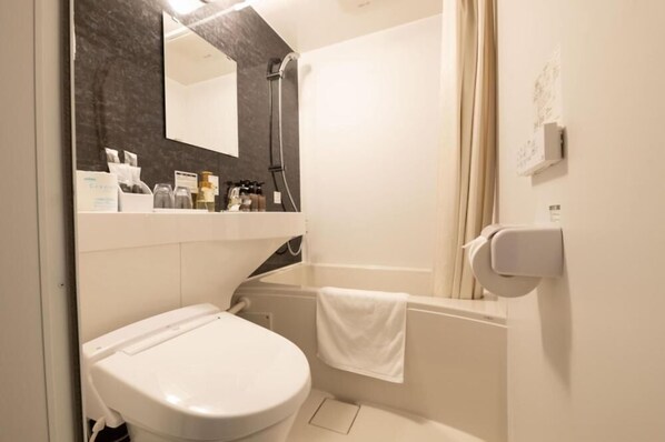 A modern bathroom with a white toilet, a bathtub, and a shower. - The Celecton Tsuchiura Ekimae (Tsuchiura)