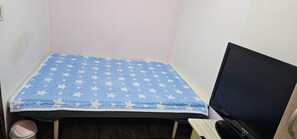 Escritorio, tabla de planchar con plancha, wifi gratis y ropa de cama