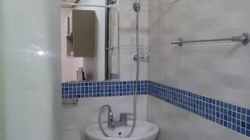 Standardværelse med 2 enkeltsenge - 1 soveværelse | Badeværelse | Bruser, gratis toiletartikler, hårtørrer, hjemmesko