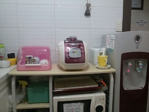 Fridge, electric kettle - Jukjeon Guesthouse iwantlivingtel (Yongin)