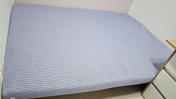 Bureau, fer et planche à repasser, Wi-Fi gratuit, draps fournis