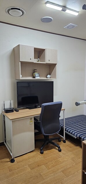 Skrivebord, strykejern/-brett, wi-fi (inkludert) og sengetøy