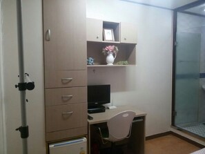 Skrivebord, strykejern/-brett, wi-fi (inkludert) og sengetøy