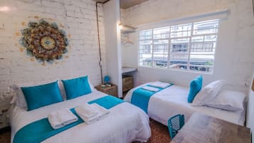 Cubrecamas y espacio para trabajar con laptop