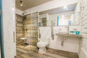 Kahden hengen deluxe-huone, 1 parisänky, esteetön | Kylpyhuone | Suihku, ilmaiset hygieniatuotteet, hiustenkuivaaja, pyyhkeet