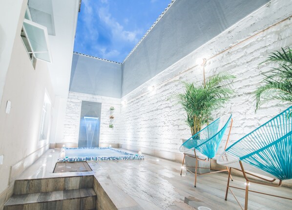 حمام سباحة خارجي