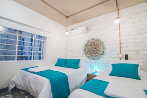 ألحفة محشوة بالريش ومساحة عمل للكمبيوتر المحمول ومكواة/لوح كي