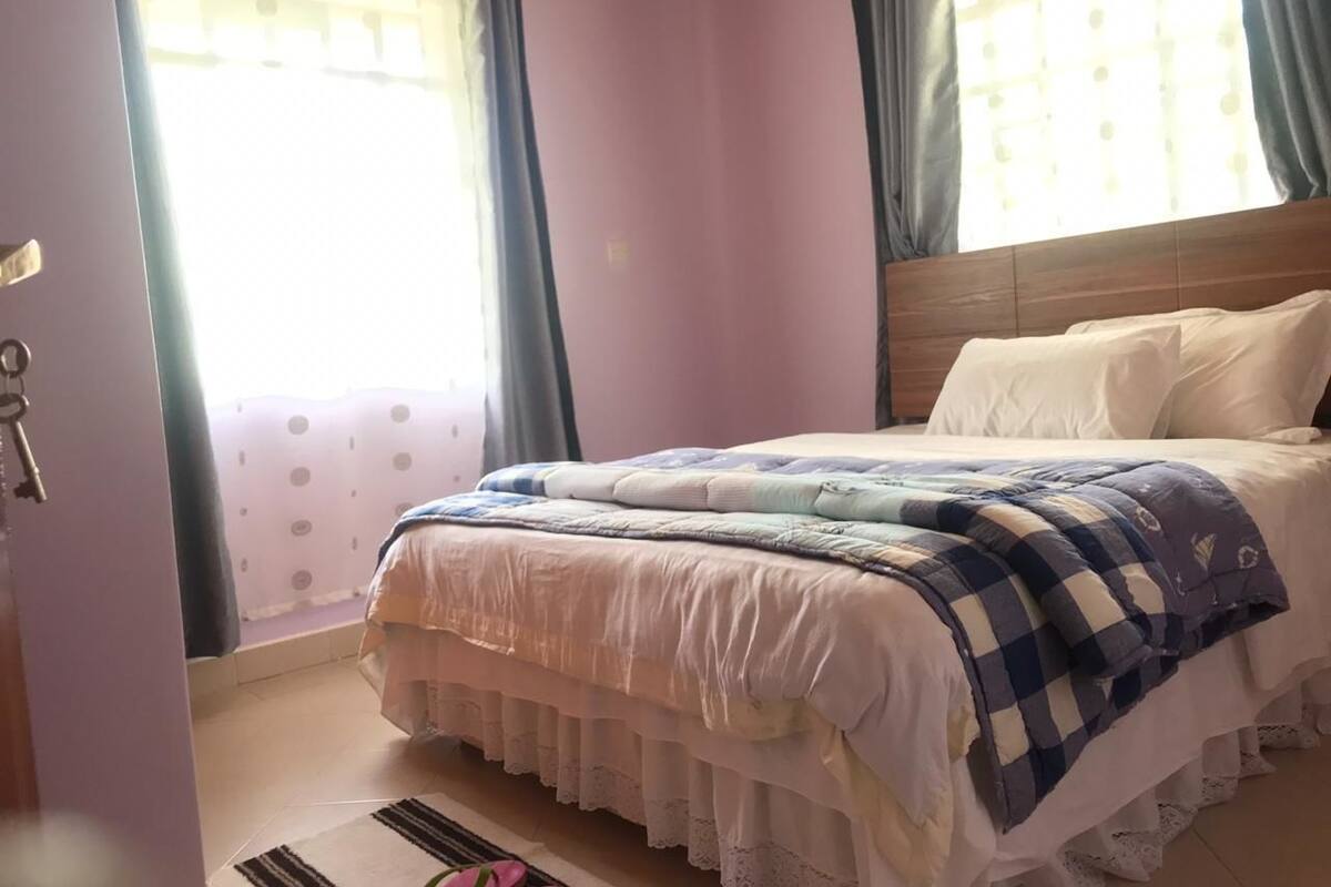 Hus – comfort | 4 soverom, safe på rommet, skrivebord og skrivebord for bærbar PC