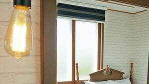 Violet | Espacio para trabajar con laptop y cortinas blackout 