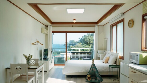 Green | Espacio para trabajar con laptop y cortinas blackout 