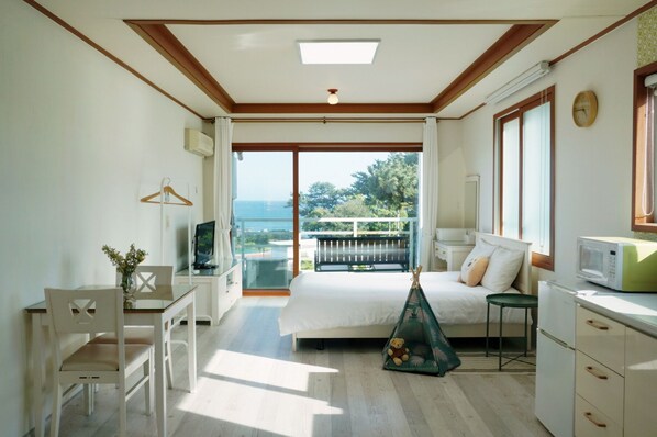 Green | Individually decorated, laptop workspace, blackout drapes - Jeju at the Beach Pension (Seogwipo)