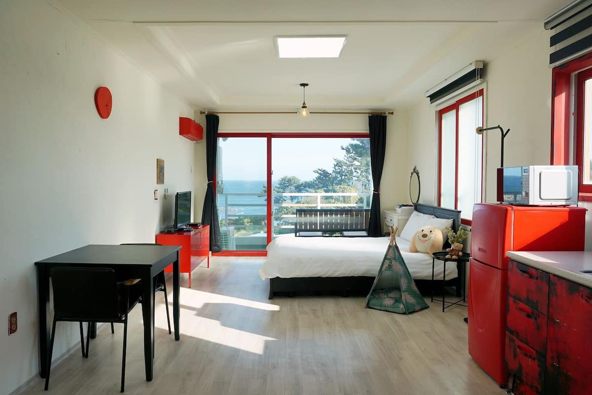Red | พื้นที่ทำงานแบบใช้แล็ปท็อป, ผ้าม่านกันแสง, เตารีด/โต๊ะรีดผ้า, Wi-Fi ฟรี