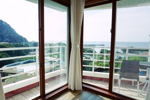 Violet | Individually decorated, laptop workspace, blackout drapes - Jeju at the Beach Pension (Seogwipo)