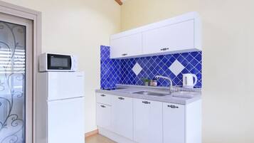 Studio, 1 Double Bed (202) | Private kitchenette | Fridge, microwave, stovetop, electric kettle