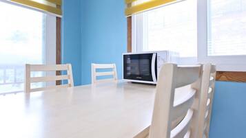 Studio, 2 Doppelbetten (201) | Essbereich im Zimmer