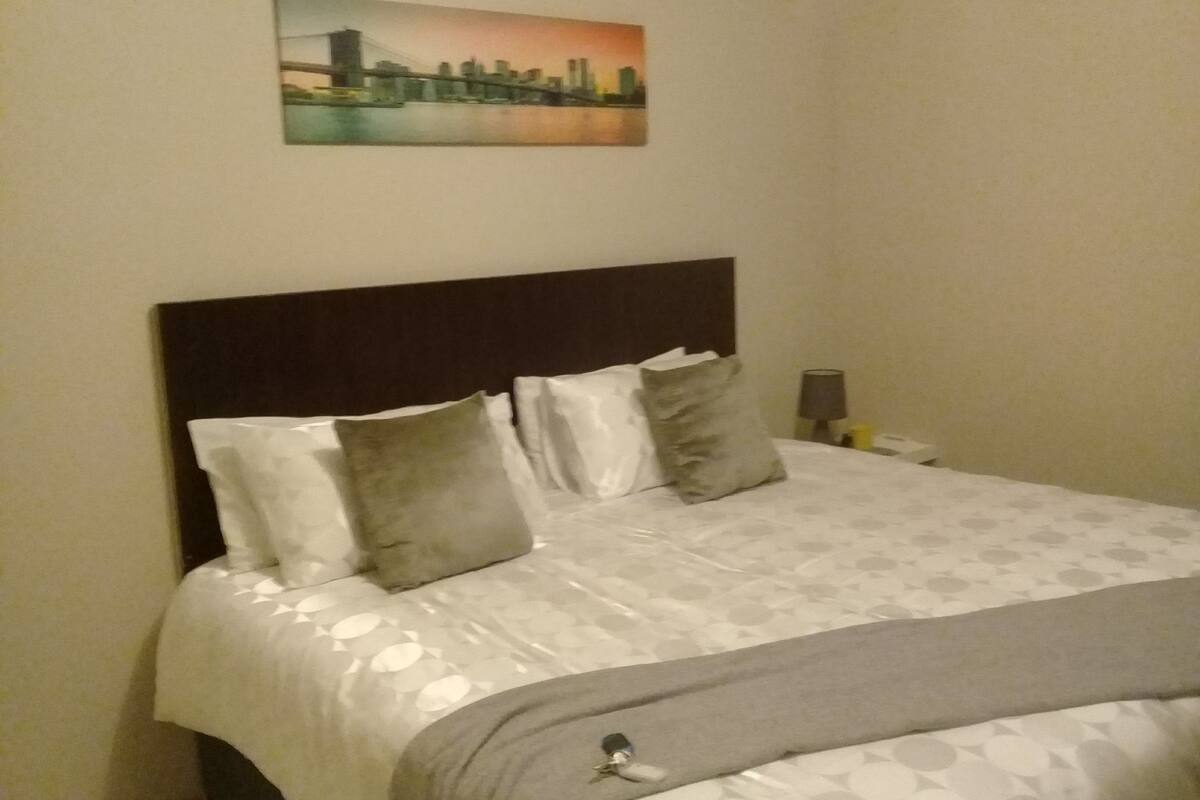 Standard Room, 2 Bedrooms | 1 bedroom, desk, laptop workspace, iron/ironing board