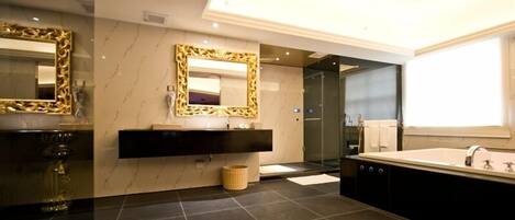 Un baño moderno con un espejo grande, un tocador con lavabo y una zona separada para la bañera.