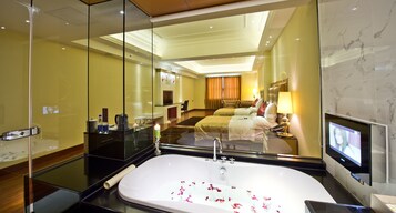 Deluxe Twin Room | Bathroom | Free toiletries, hair dryer, slippers, towels