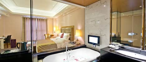 Deluxe Double Room A | Bathroom | Free toiletries, hair dryer, slippers, towels