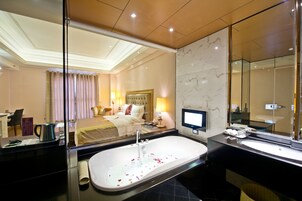 豪華大床房A | 浴室 | 免費梳洗用品、風筒、拖鞋、提供毛巾