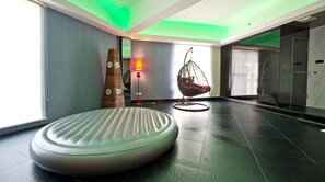 Minibar, desk, blackout drapes, soundproofing - The Royal Pinnacle Hotel (Zhuhai)