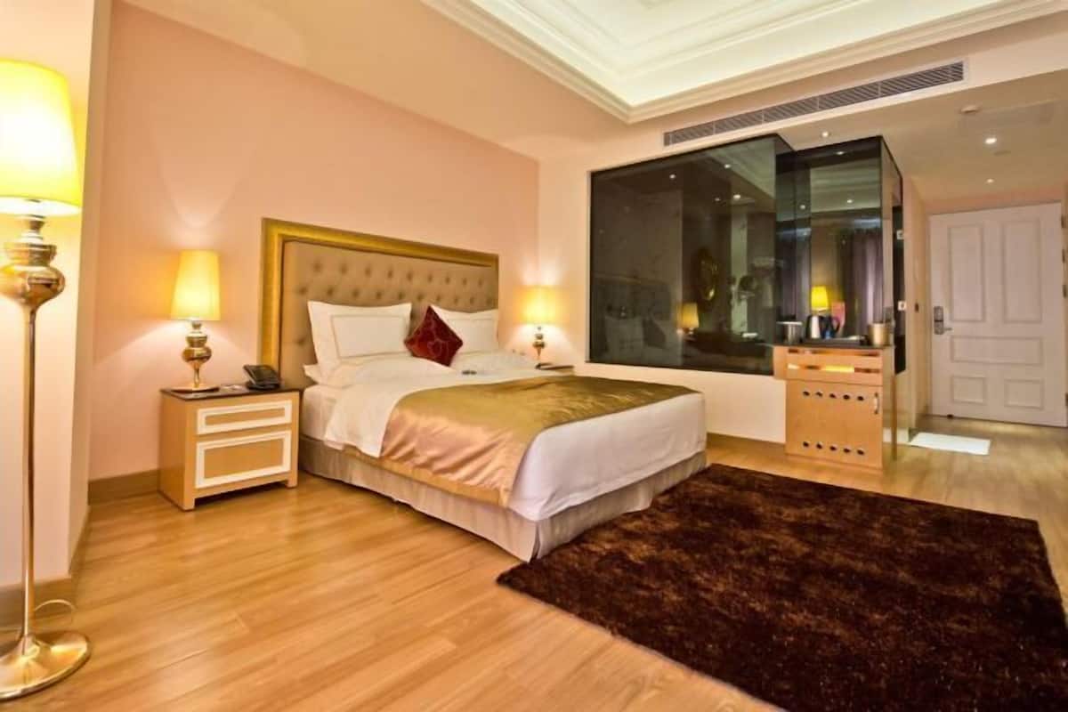 1 camera, minibar, una scrivania, tende oscuranti