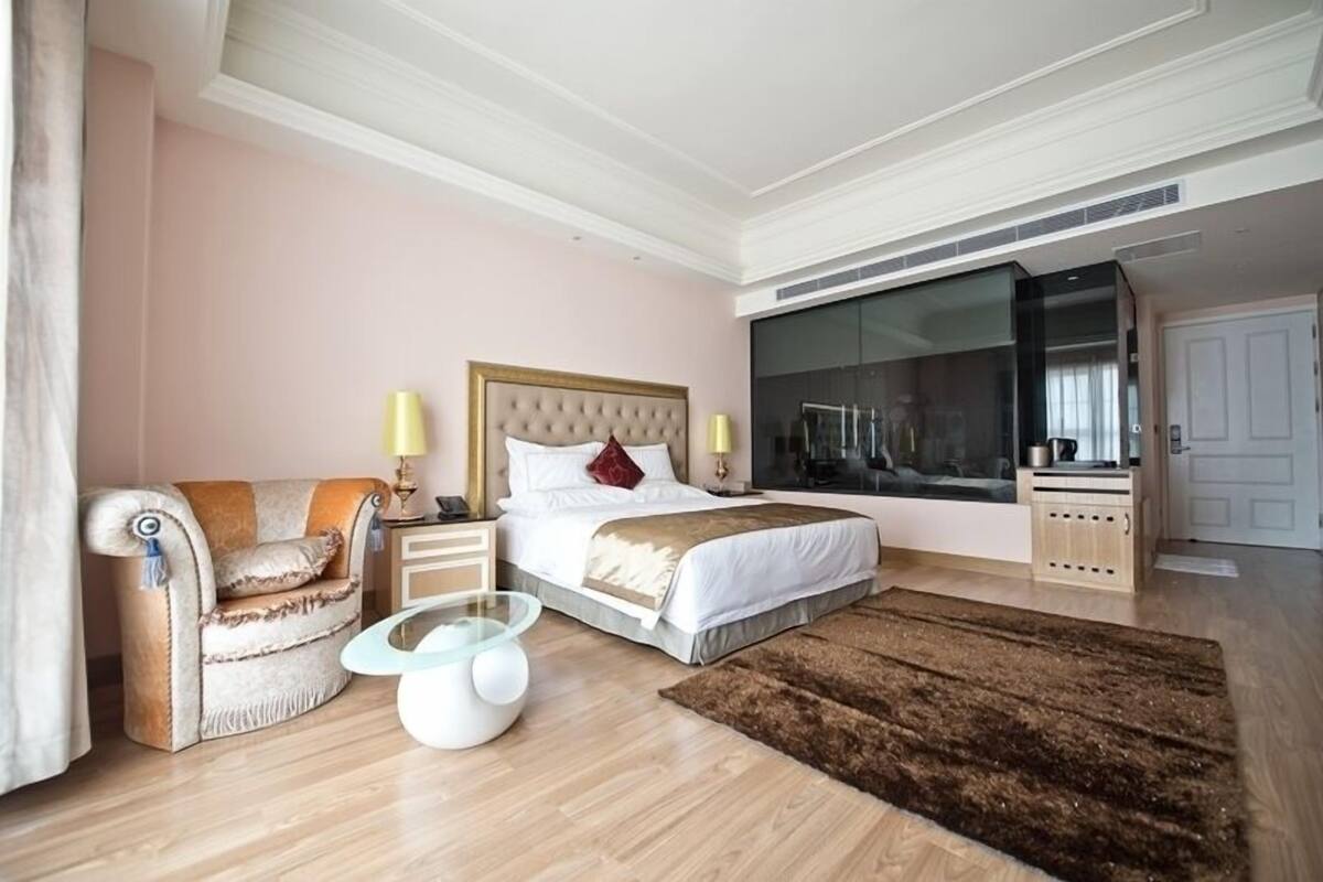 Deluxe Double Room A | Minibar, desk, blackout curtains, soundproofing