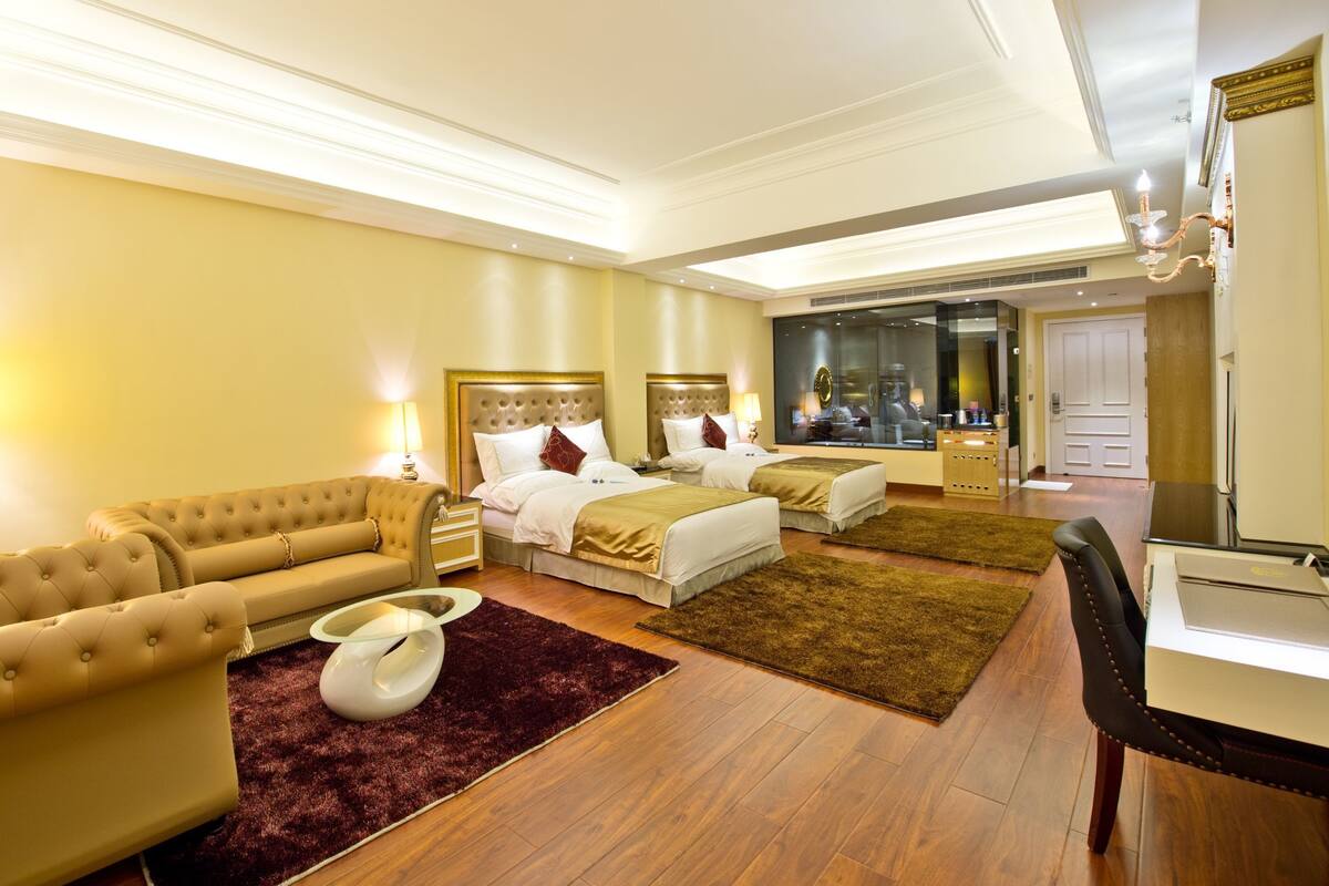 Deluxe Twin Room | Minibar, desk, blackout curtains, soundproofing