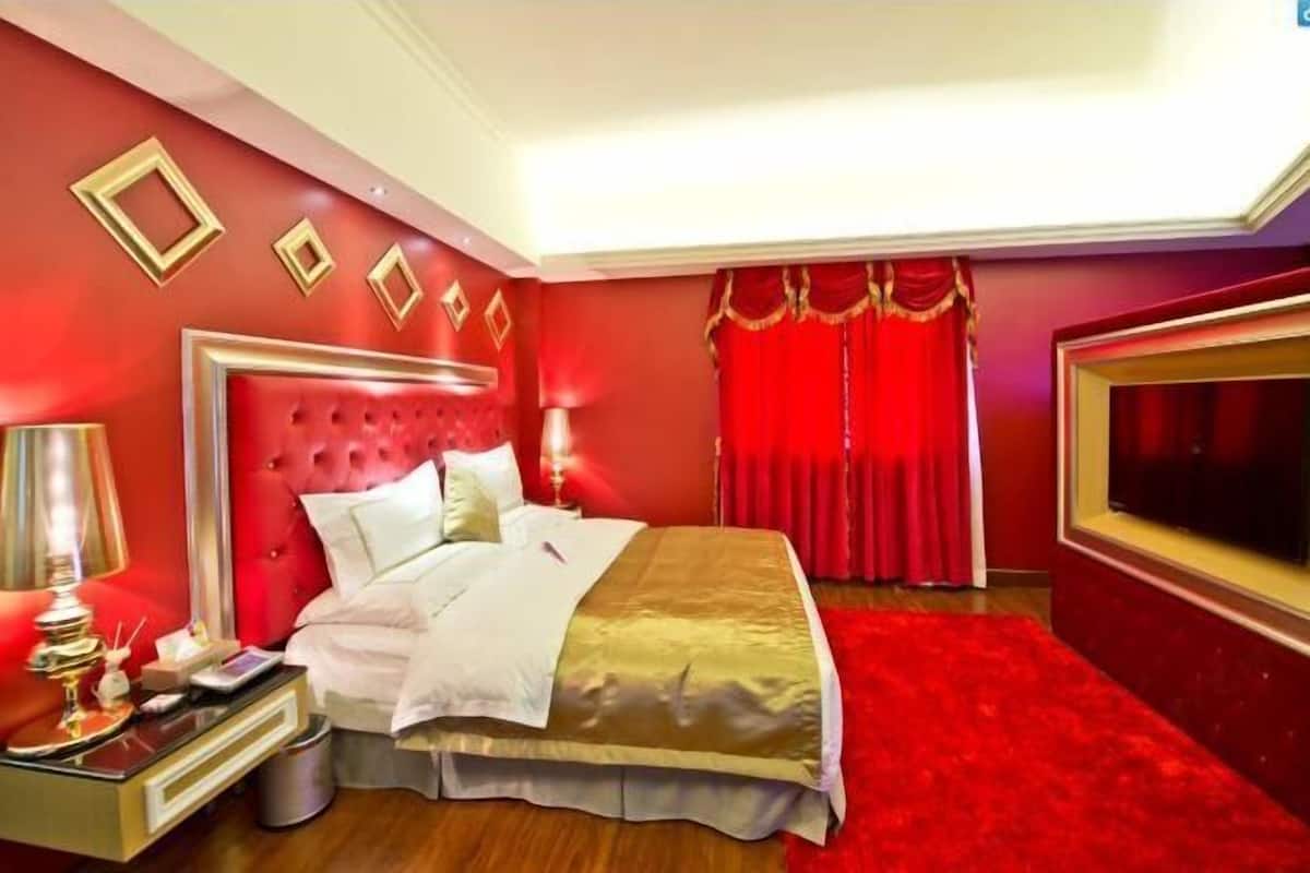 1 camera, minibar, una scrivania, tende oscuranti