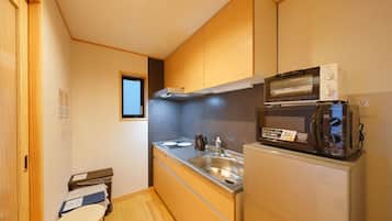 Refrigerador, microondas, parrilla de estufa y tetera eléctrica