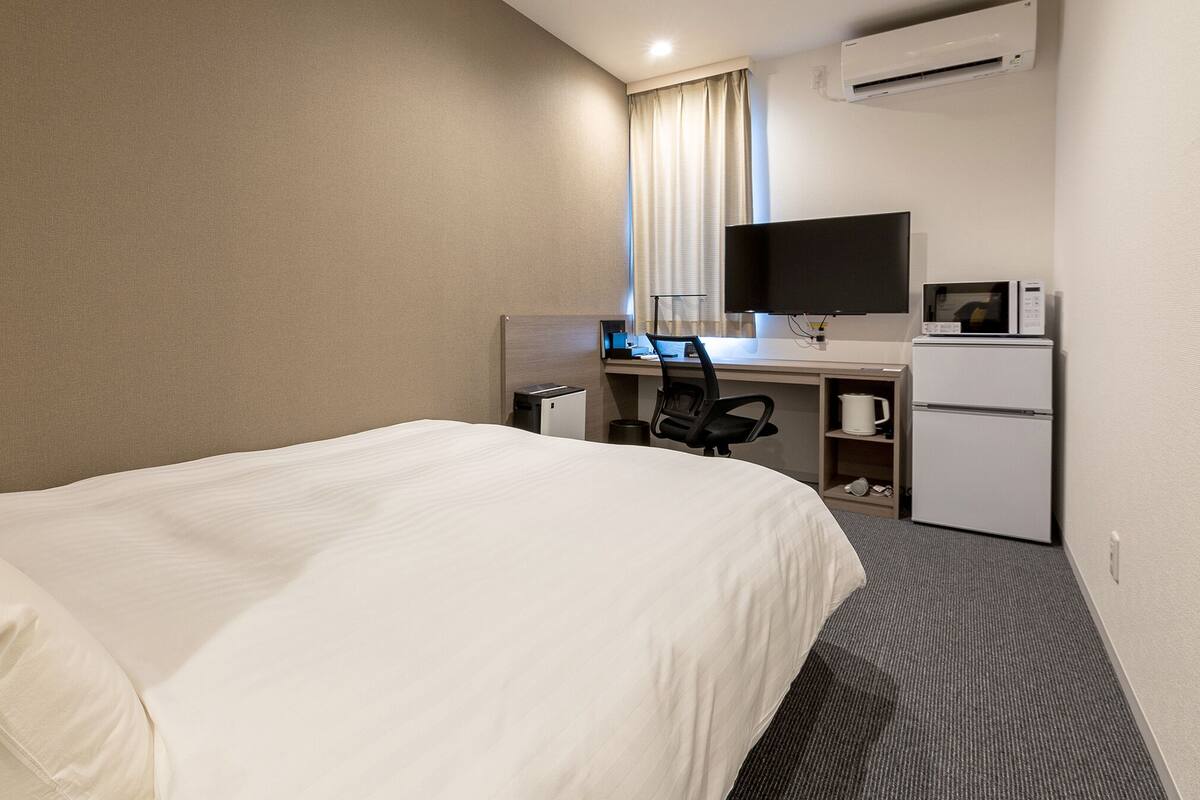 WiFi (free), bed sheets