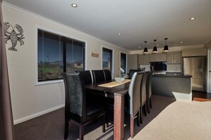 House, 5 Bedrooms | In-room dining - Pukeko Retreat (Kaikoura)