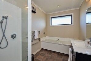 House, 5 Bedrooms | Bathroom | Hair dryer, towels - Pukeko Retreat (Kaikoura)