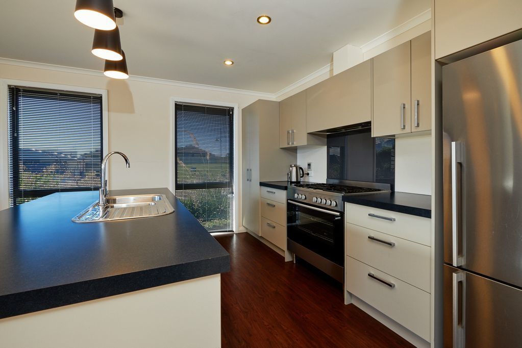 House, 5 Bedrooms | Private kitchen | Full-sized fridge, microwave, oven, stovetop